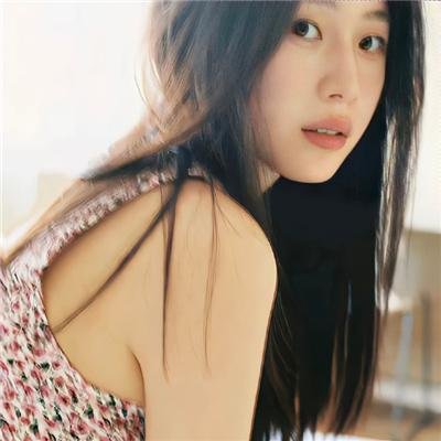 随盲柳入眠的女人